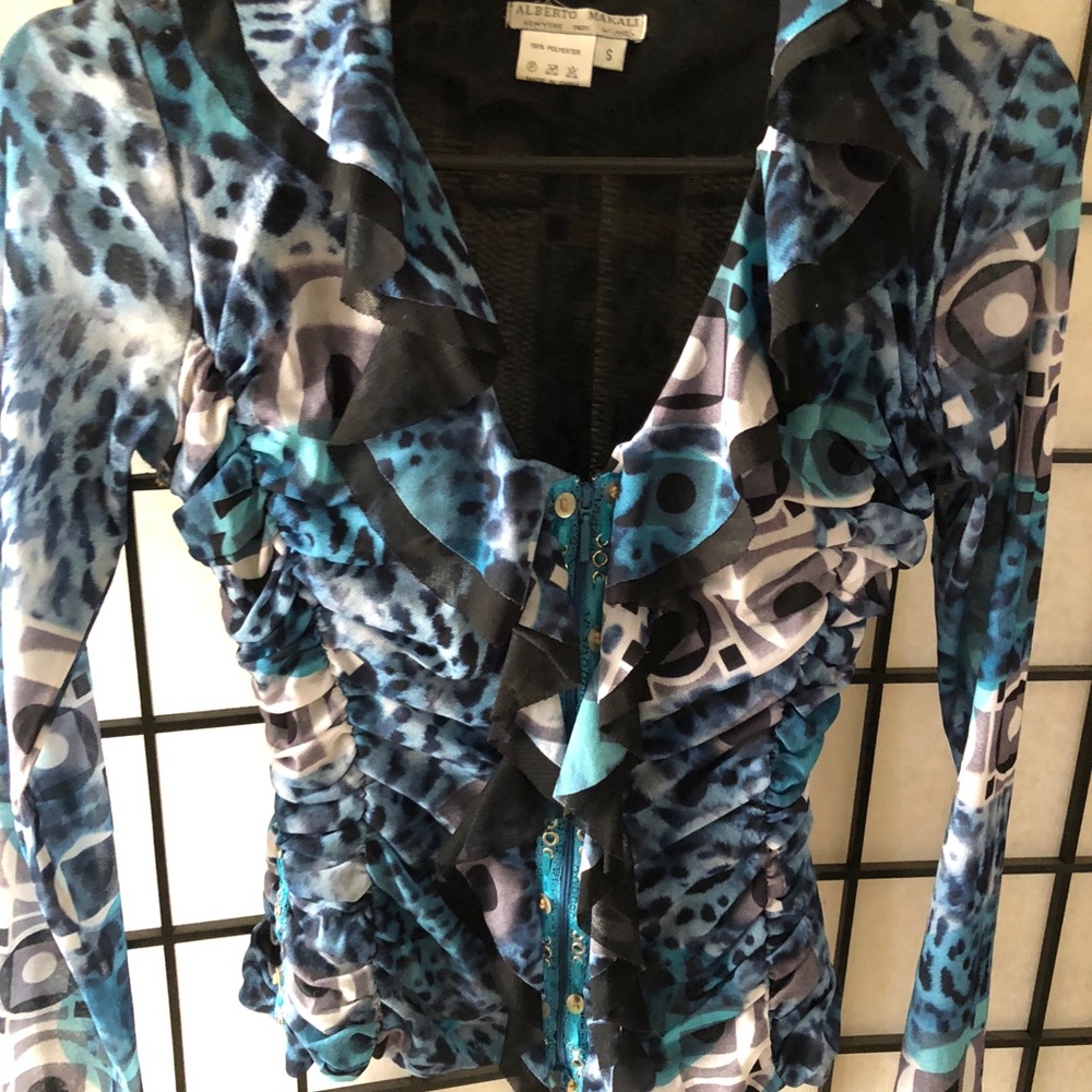 Form fitting top with zip front and ruffles